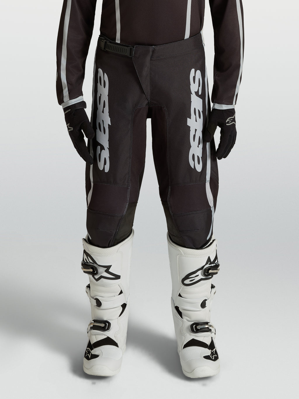 Alpinestars Jugend Fluid Apex V2 Motocross-Hose, Schwarz und Silber, ergonomisch vorgeformte Beine aus strapazierfähigem 600D-Polygewebe für junge MX-Fahrer