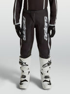 Alpinestars Jugend Fluid Apex V2 Motocross-Hose, Schwarz und Silber, ergonomisch vorgeformte Beine aus strapazierfähigem 600D-Polygewebe für junge MX-Fahrer