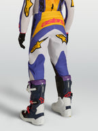 Alpinestars Fluid Drag Jugend-Hose 2027, Motocross-Hose in Blau und Weiß aus 600D Polygewebe, Rückansicht am Model.