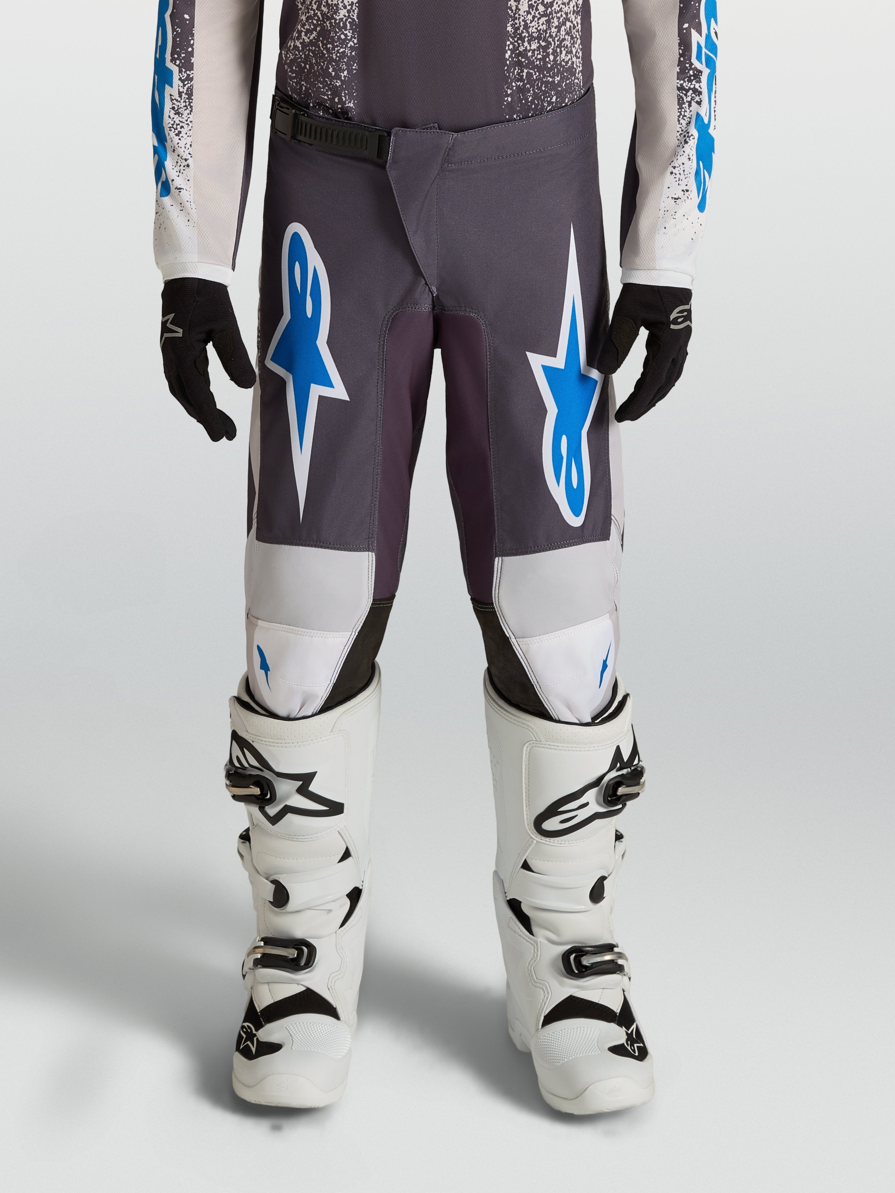 Alpinestars Fluid Drag Jugend-Hose, Motocross-Ausrüstung, Sand und Blau, 600D-Polygewebe mit verstärkten Knien.