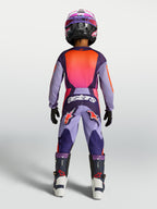 Alpinestars Fluid Hunt Jugend-Hose in Lila und Pink, Motocross-Hose für Kinder, Rückansicht am Modell mit Rennausrüstung.