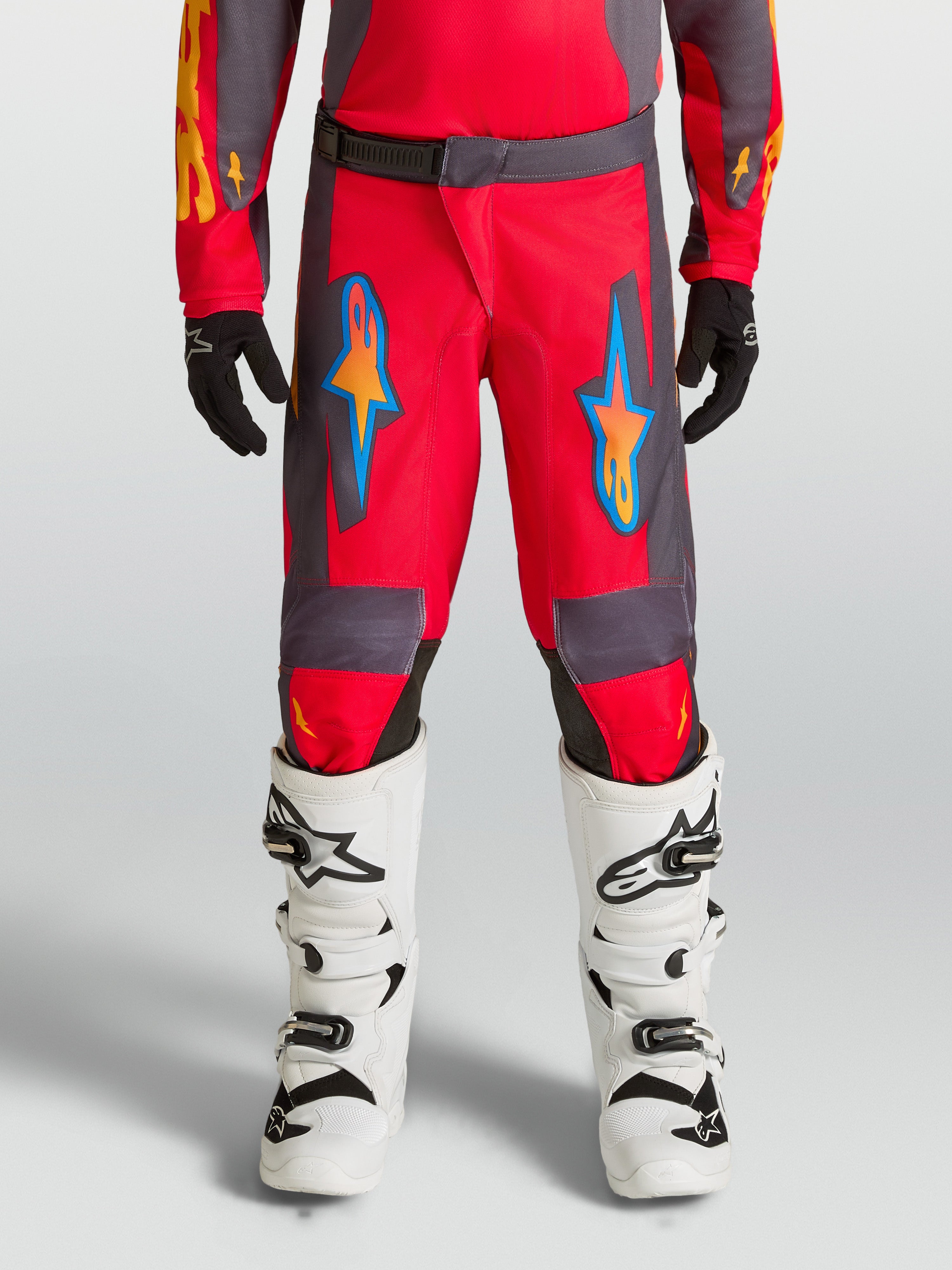 Alpinestars Jugend Fluid Hunt Hose 2027, rote und graue Motocross-Hose mit ergonomischem Design aus 600D-Polygewebe.