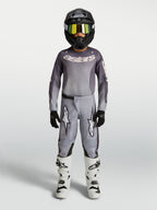 Alpinestars Fluid Jugend-Hose Amber 2027, Motocross-Hose für Kinder, Grau und Sand, strapazierfähiges 600D-Polygewebe, getragen mit passender Offroad-Ausrüstung