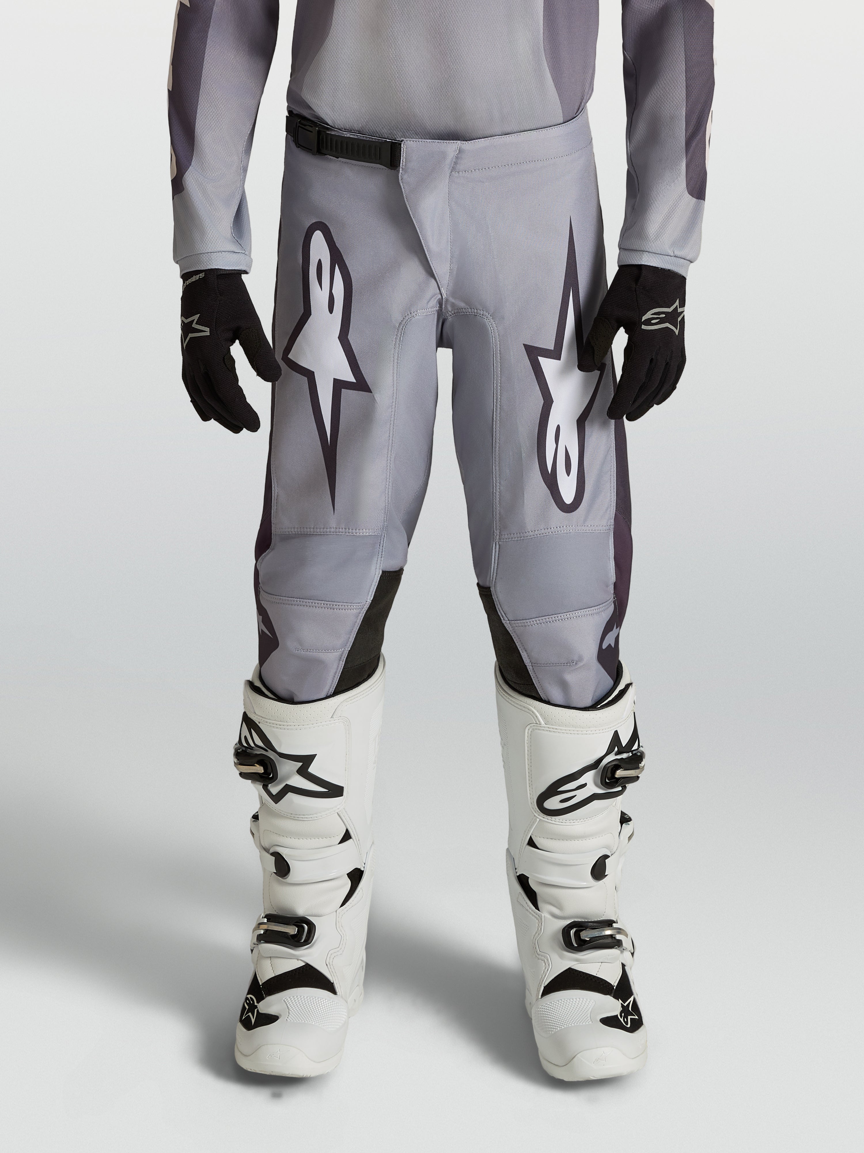 Alpinestars Fluid Jugend-Hose Amber, Motocross-Hose für junge Offroad-Fahrer, Grau und Schwarz, aus robustem 600D-Polygewebe.