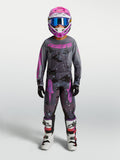 Alpinestars Fluid Jugend-Trikot Lone 2027, Motocross-Trikot in Grau und Lila Camouflage, feuchtigkeitsableitendes Polygewebe, getragen mit passender MX-Ausrüstung.