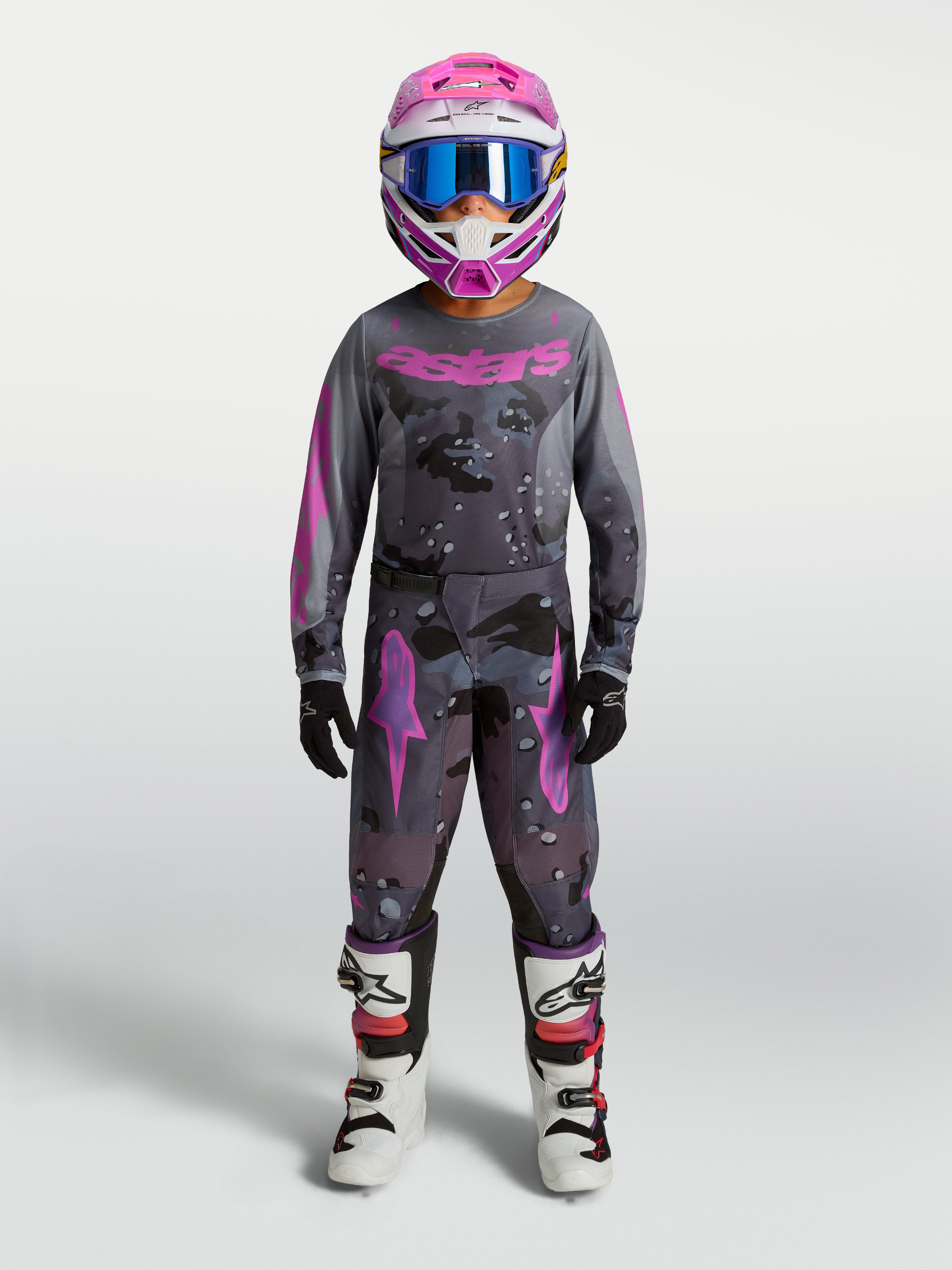Alpinestars 2027 Jugendliche Fluid Lone Gear Set, Motocross-Rennausrüstung in Grau und Pink Camo mit Trikot, Hose und Helm.