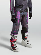 Alpinestars Jugend Fluid Lone Hose, Motocross-Hose in Grau Camouflage und Lila, strapazierfähige 600D-Konstruktion am Model.