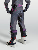 Alpinestars Jugend Fluid Lone Hose, Motocross-Hose in grauem Camouflage und Lila mit ergonomischer 3D-Passform, Rückansicht am Model.