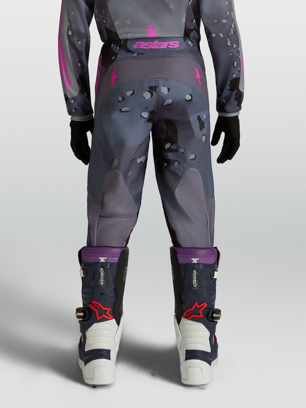 Alpinestars Jugend Fluid Lone Hose, Motocross-Hose, Grau-Camo und Lila, Rückansicht am Model, aus Polygewebe.