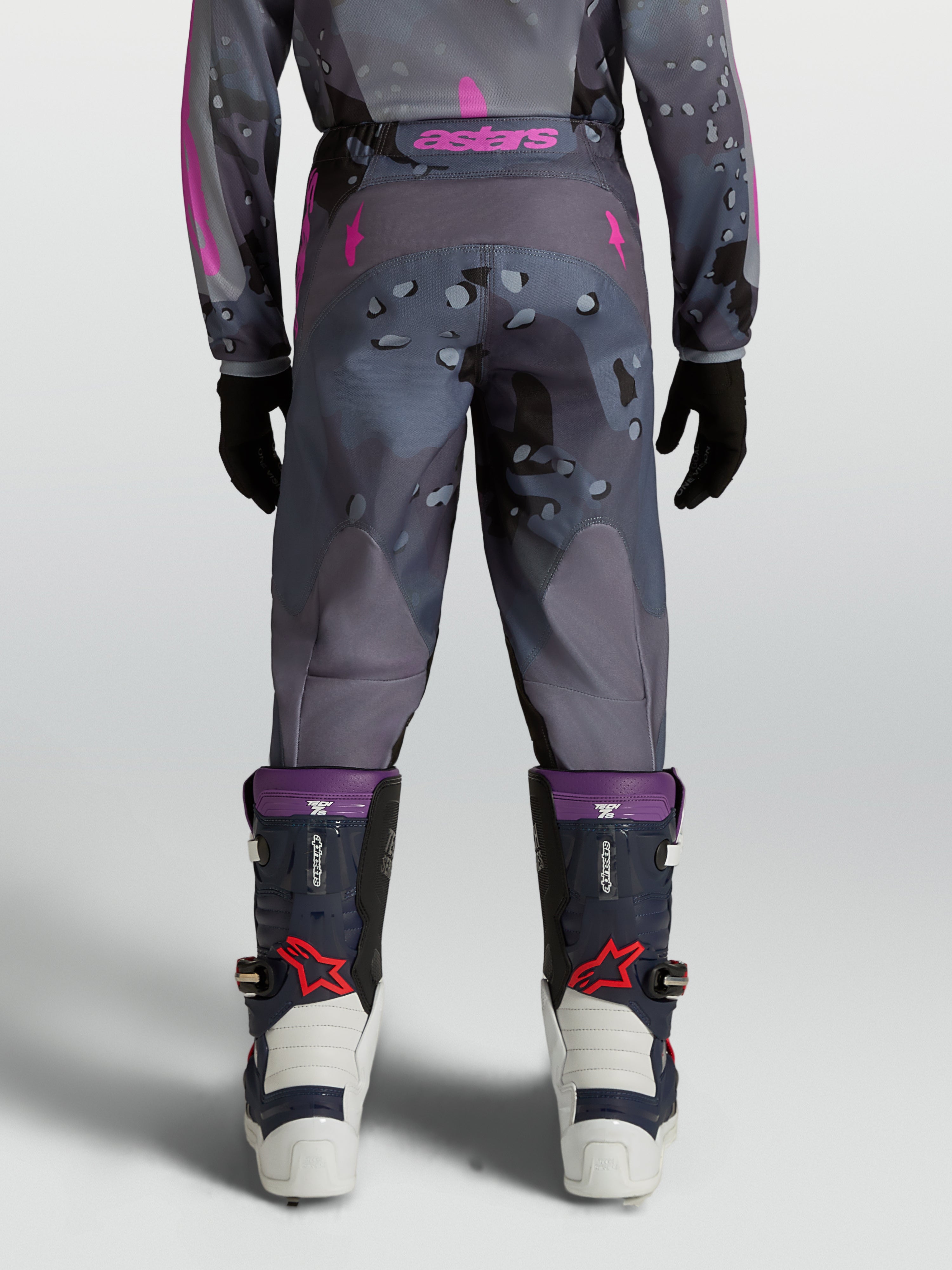 Alpinestars Jugend Fluid Lone Hose, Motocross-Hose, Grau-Camo und Lila, Rückansicht am Model, aus Polygewebe.