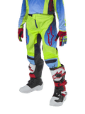 Alpinestars Youth 2024 Racer Hoen Hose, Motocross-Hose, Neongelb und Blue Night Navy mit roten Akzenten, kombiniert mit passenden Handschuhen und weiß-schwarz-roten Stiefeln, sportliche Passform mit vorgeformter Beinkonstruktion für den Offroad-Einsatz