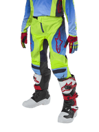 Alpinestars Youth 2024 Racer Hoen Hose, Motocross-Hose, Neongelb und Blue Night Navy mit roten Akzenten, kombiniert mit passenden Handschuhen und weiß-schwarz-roten Stiefeln, sportliche Passform mit vorgeformter Beinkonstruktion für den Offroad-Einsatz