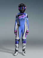 Alpinestars 2026 Stella Techstar Nomur Damen-Motocross-Set, Motocross-Rennausrüstung, Hellblau, Off-White und Pink, schwarzer Helm mit pinker Brille, Trikot mit pinkem Stern-Logo, passende Hose, pink-schwarze Handschuhe und weiß-schwarze Stiefel.