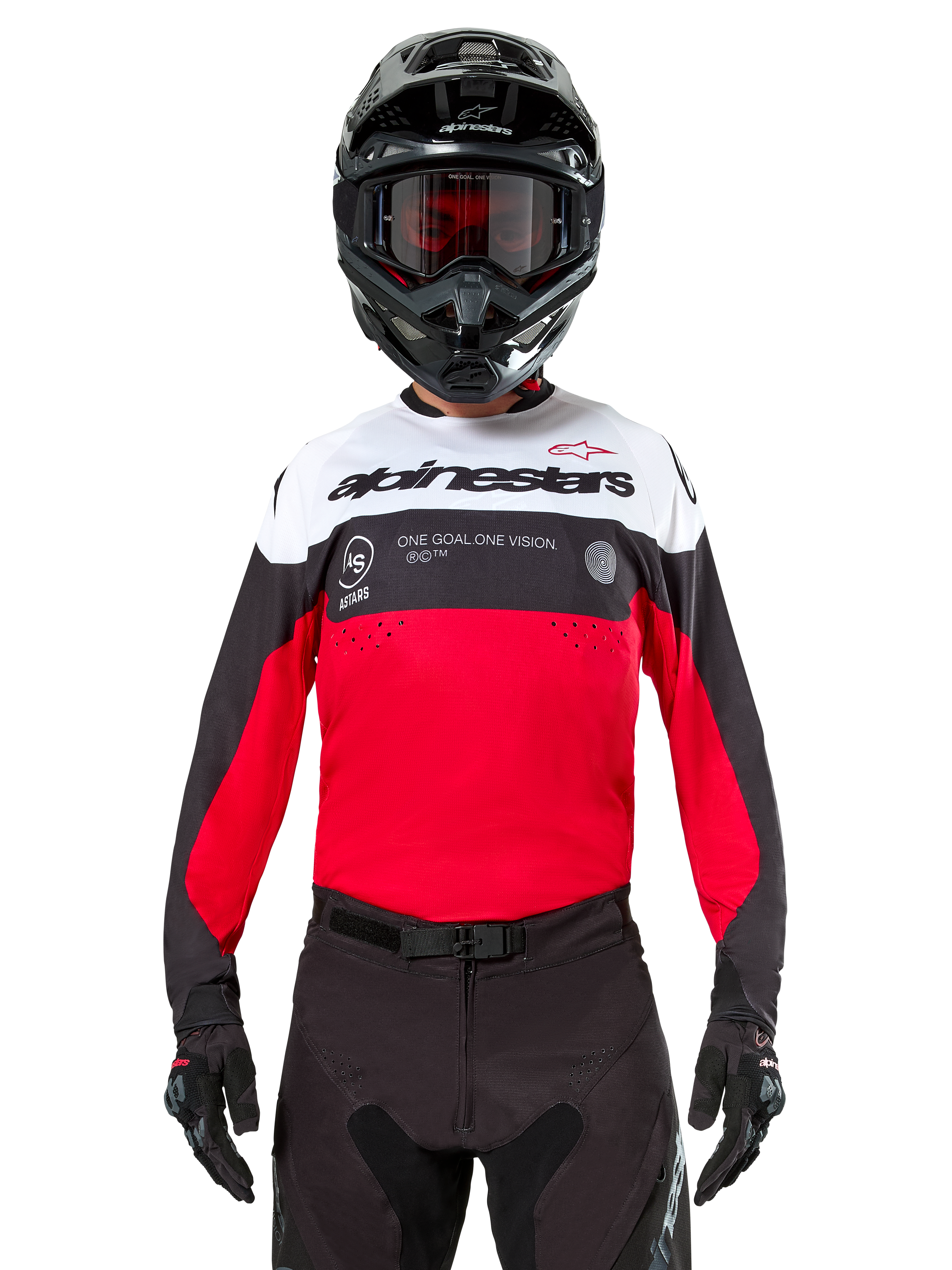 Alpinestars Pro-Dura Jersey, Motocross-Trikot, Schwarz, leuchtendes Rot und Weiß, getragen mit schwarzem Helm und Goggles, sportliches Design mit markantem Alpinestars-Branding und Laserperforationen, Performance-Enduro- und Offroad-Rennausrüstung