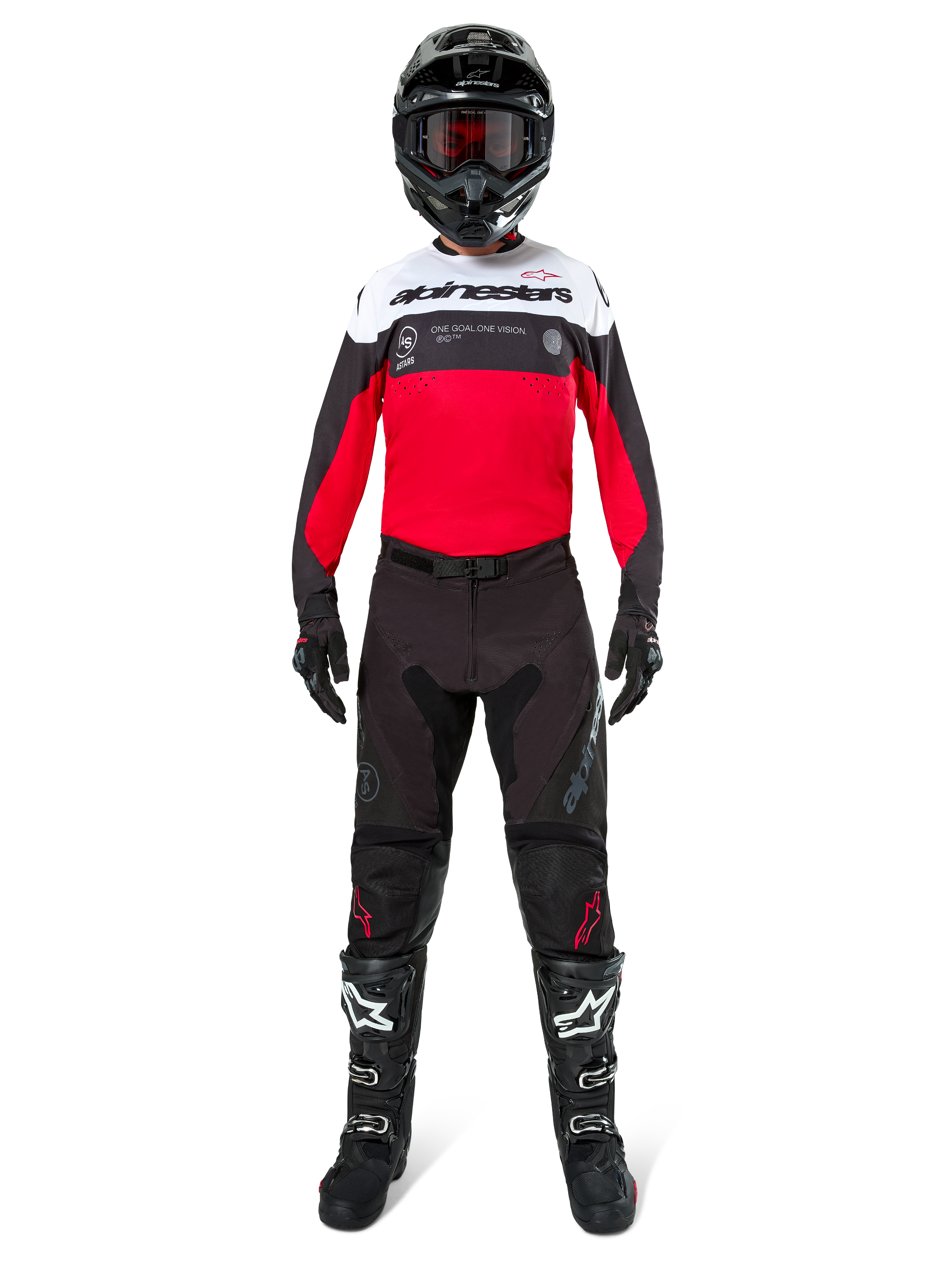 Motocross-Fahrer im Alpinestars Pro-Dura Trikot in Schwarz, Bright Red und Weiß, kombiniert mit schwarzer Hose, schwarzen Stiefeln und einem schwarzen Helm, komplette Offroad-Rennausrüstung.