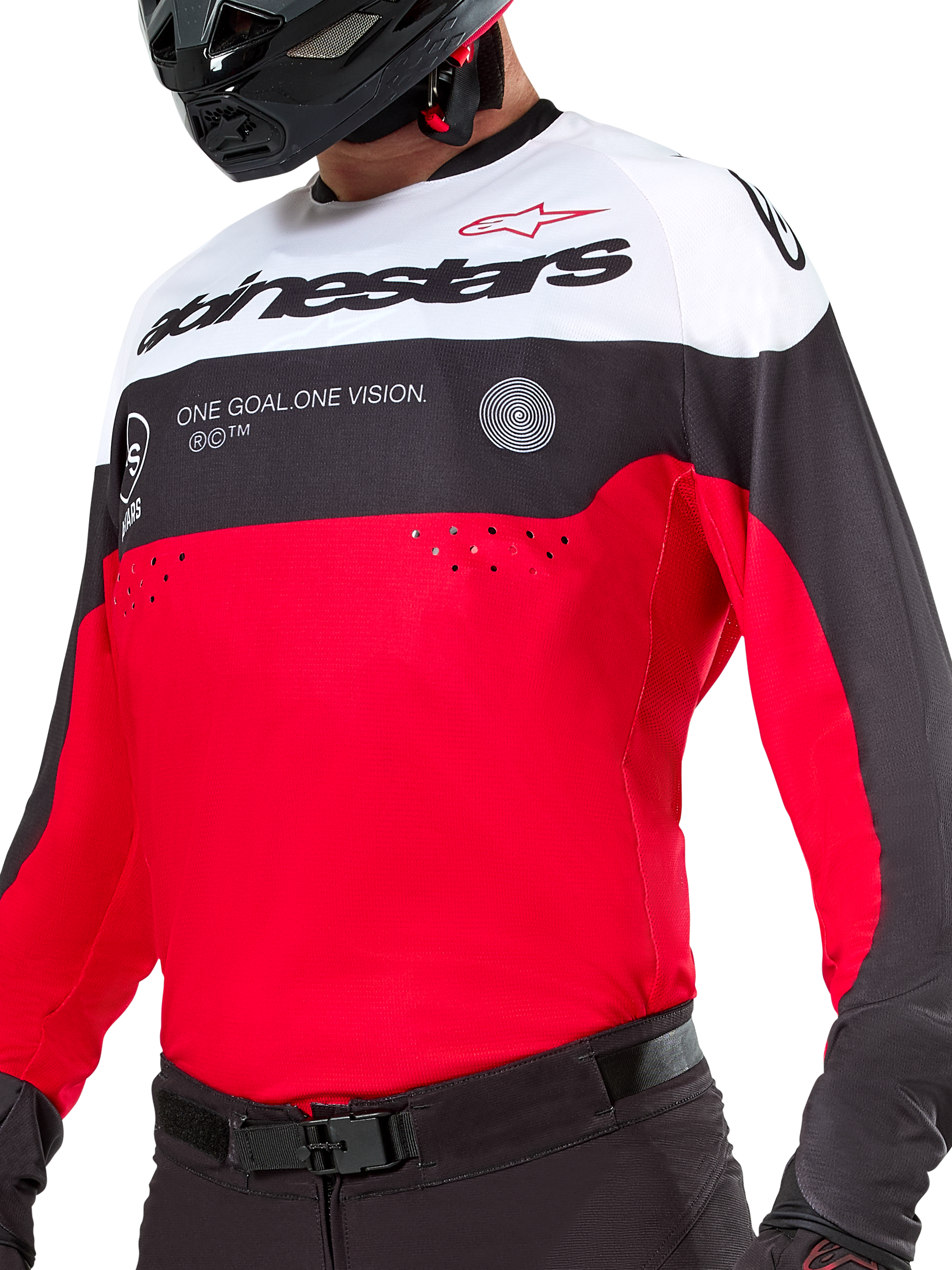 Alpinestars Pro-Dura Jersey, Motocross- und Enduro-Trikot, Schwarz, Leuchtend Rot und Weiß, mit „ONE GOAL. ONE VISION.“ Grafik und Laserperforationen auf der Brust, getragen mit schwarzer Motocross-Hose und Helm.