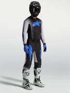 Alpinestars Supertech Hiten AFD Trikot und Gear Set, Motocross-Set in Schwarz und Blau mit weißen Rennstiefeln.