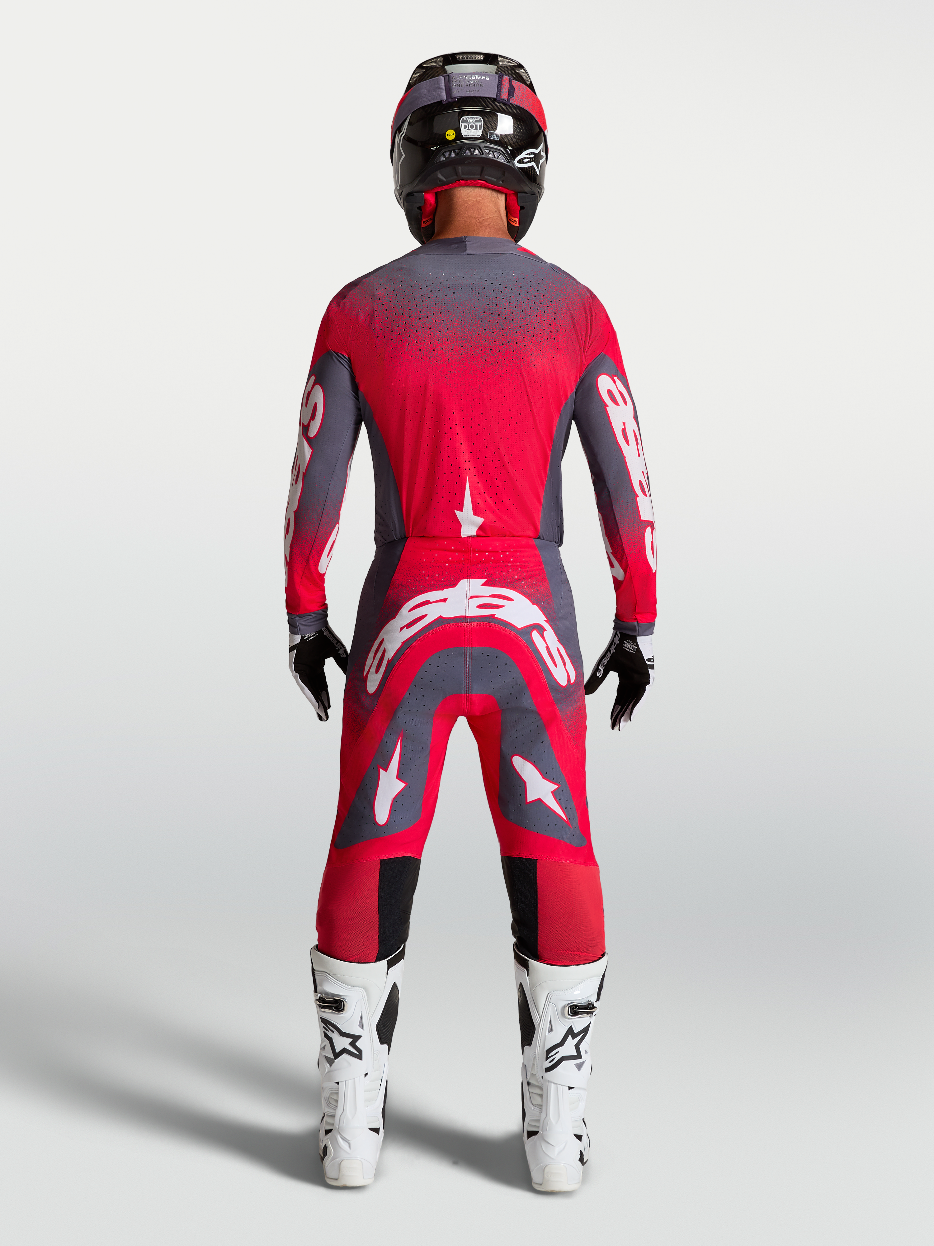 Alpinestars Supertech Hiten AFD Trikot, Rot und Grau, professionelle Motocross-Rennausrüstung, Rückansicht am Model.