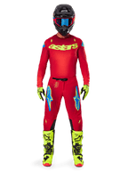 Motocross-Fahrer im kompletten Alpinestars 2025 Supertech Maker Gear Set, hellrotes Trikot mit neongelbem 'astars'-Branding, passende rote Hose mit blauen Akzenten, schwarzer Helm mit blauer Brille, leuchtend neongelbe Stiefel und Handschuhe, farblich abgestimmtes Outfit für den Offroad-Rennsport