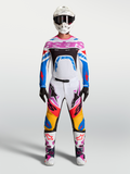 Alpinestars Supertech Dyna Trikot und Gear Set, Herren-Motocross-Rennbekleidung in Weiß und Blau mit lila Akzenten.