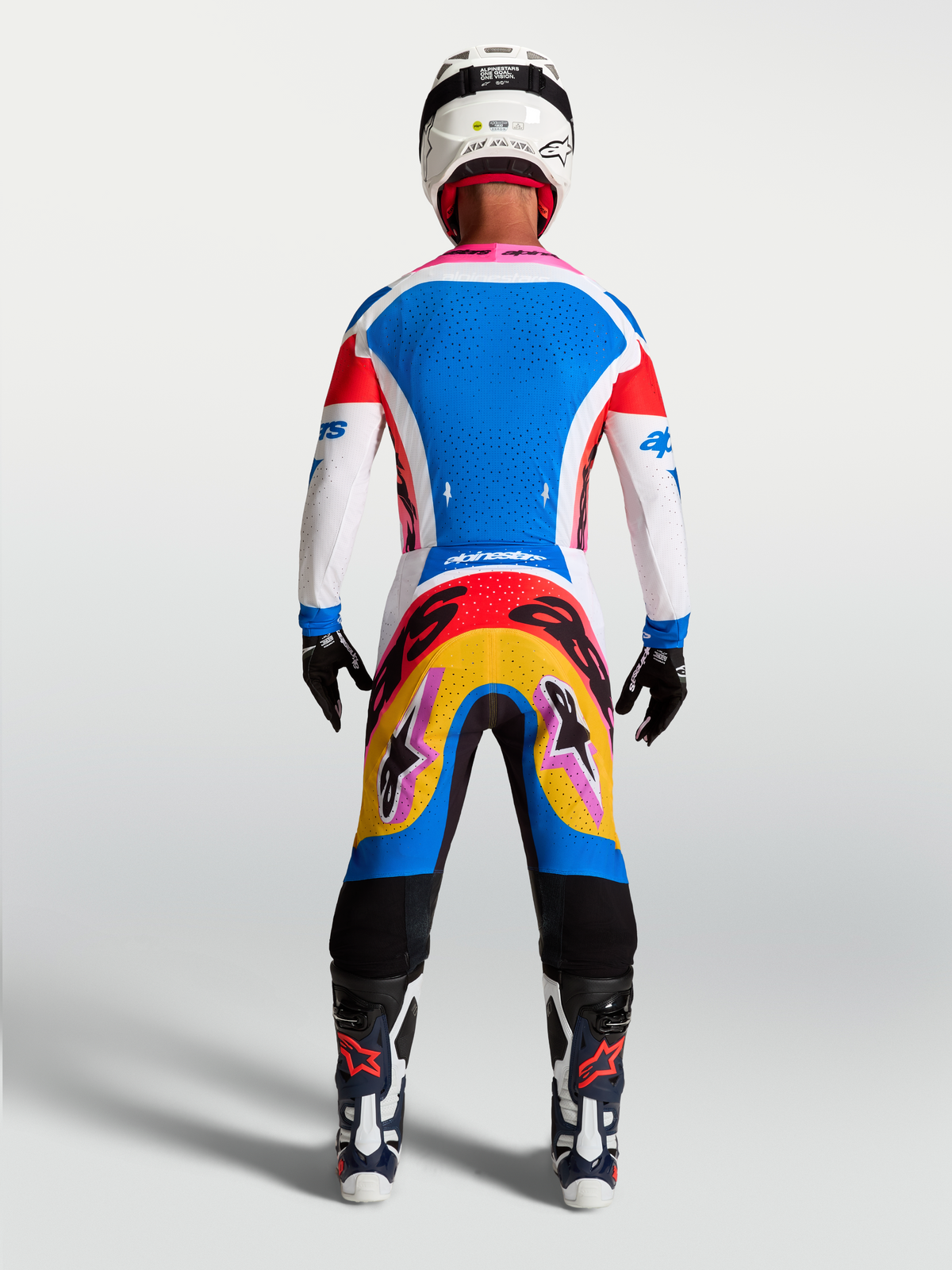 Alpinestars Supertech Dyna Trikot und Gear Set, blau-weißes Motocross-Kit mit pinken Akzenten, Rückansicht am Model.
