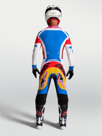 Alpinestars Supertech Dyna Trikot und Gear Set, blau-weißes Motocross-Kit mit pinken Akzenten, Rückansicht am Model.