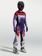 Alpinestars Supertech Dyna Gear Set, MX-Rennausrüstung für Herren in Lila und Fluo-Pink, Modelansicht aus Stretch-Mesh.