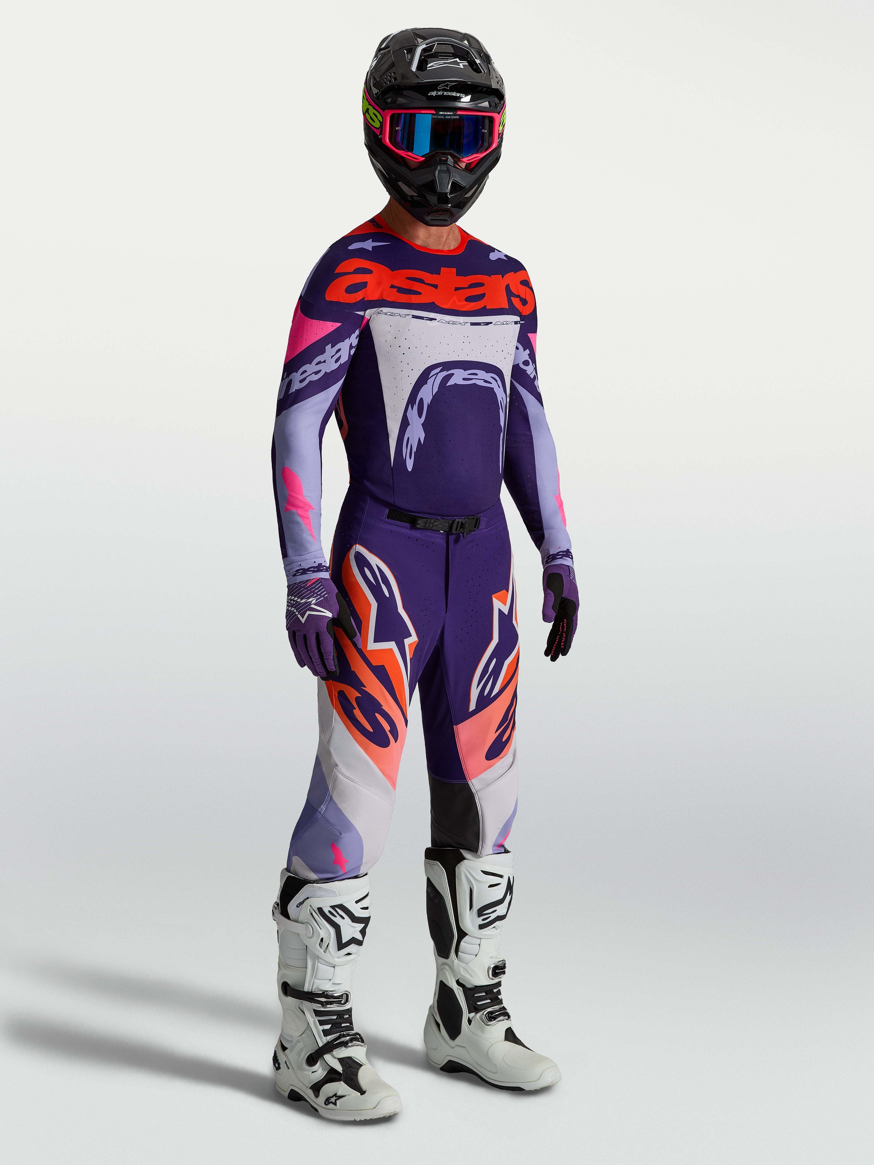 Alpinestars Supertech Dyna Gear Set, MX-Rennausrüstung für Herren in Lila und Fluo-Pink, Modelansicht aus Stretch-Mesh.