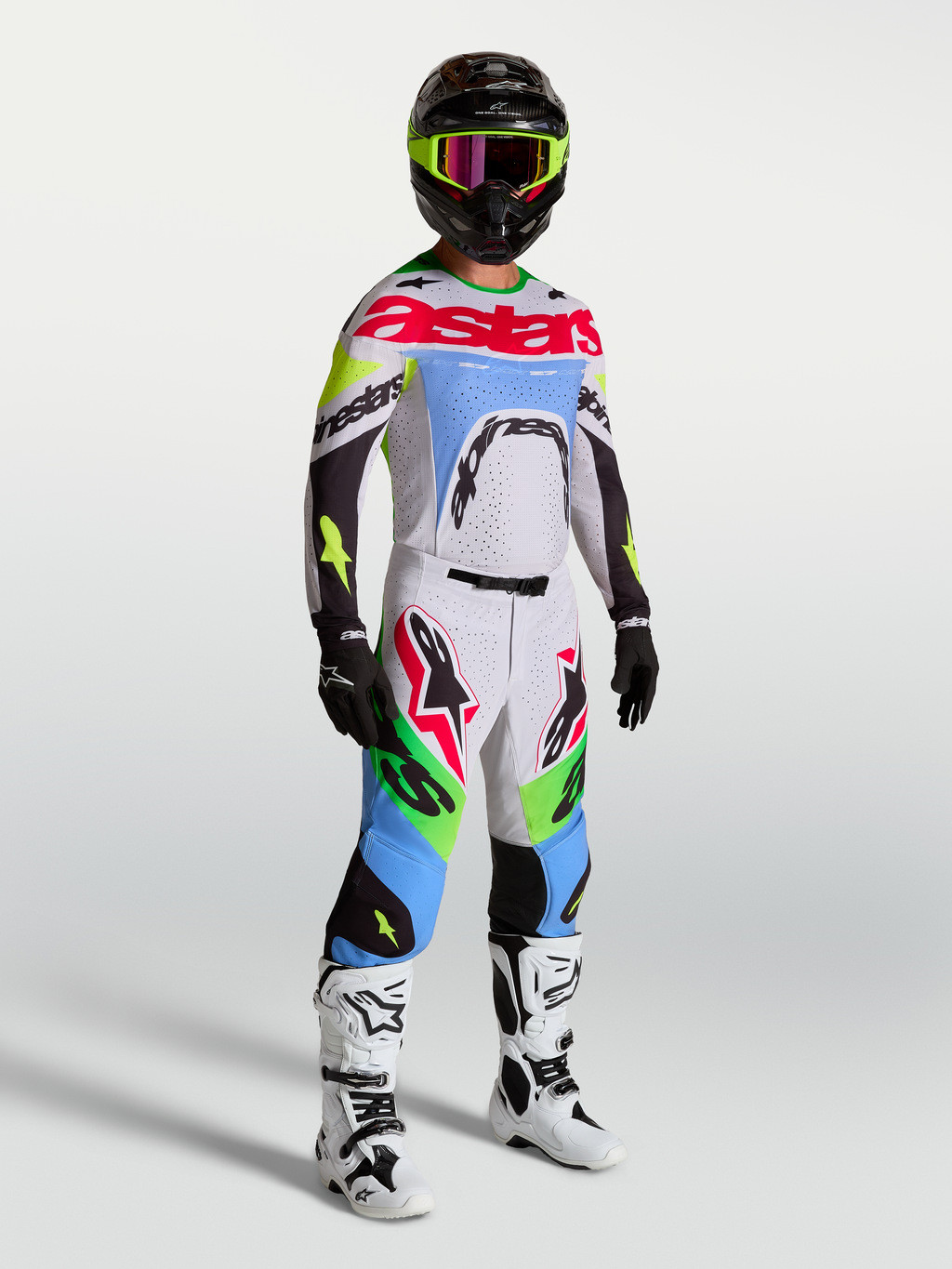 Alpinestars Supertech Dyna Trikot 2027 und Gear Set, Herren-Motocross-Ausrüstung in Helllila und Neongrün, athletische Rennpassform am Model.
