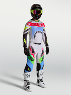 Alpinestars Supertech Dyna Trikot 2027 und Gear Set, Herren-Motocross-Ausrüstung in Helllila und Neongrün, athletische Rennpassform am Model.