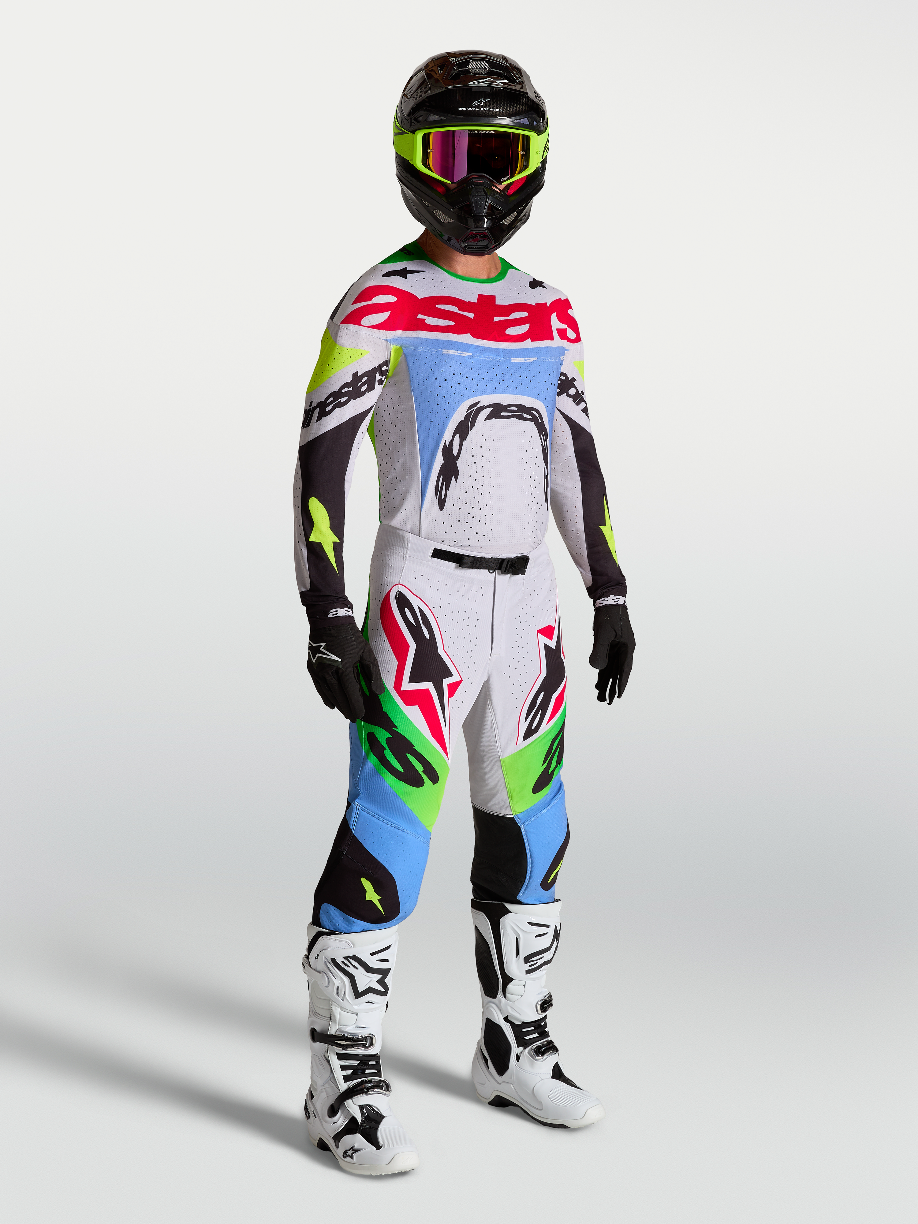 Alpinestars Supertech Dyna Trikot 2027 und Gear Set, Herren-Motocross-Ausrüstung in Helllila und Neongrün, athletische Rennpassform am Model.