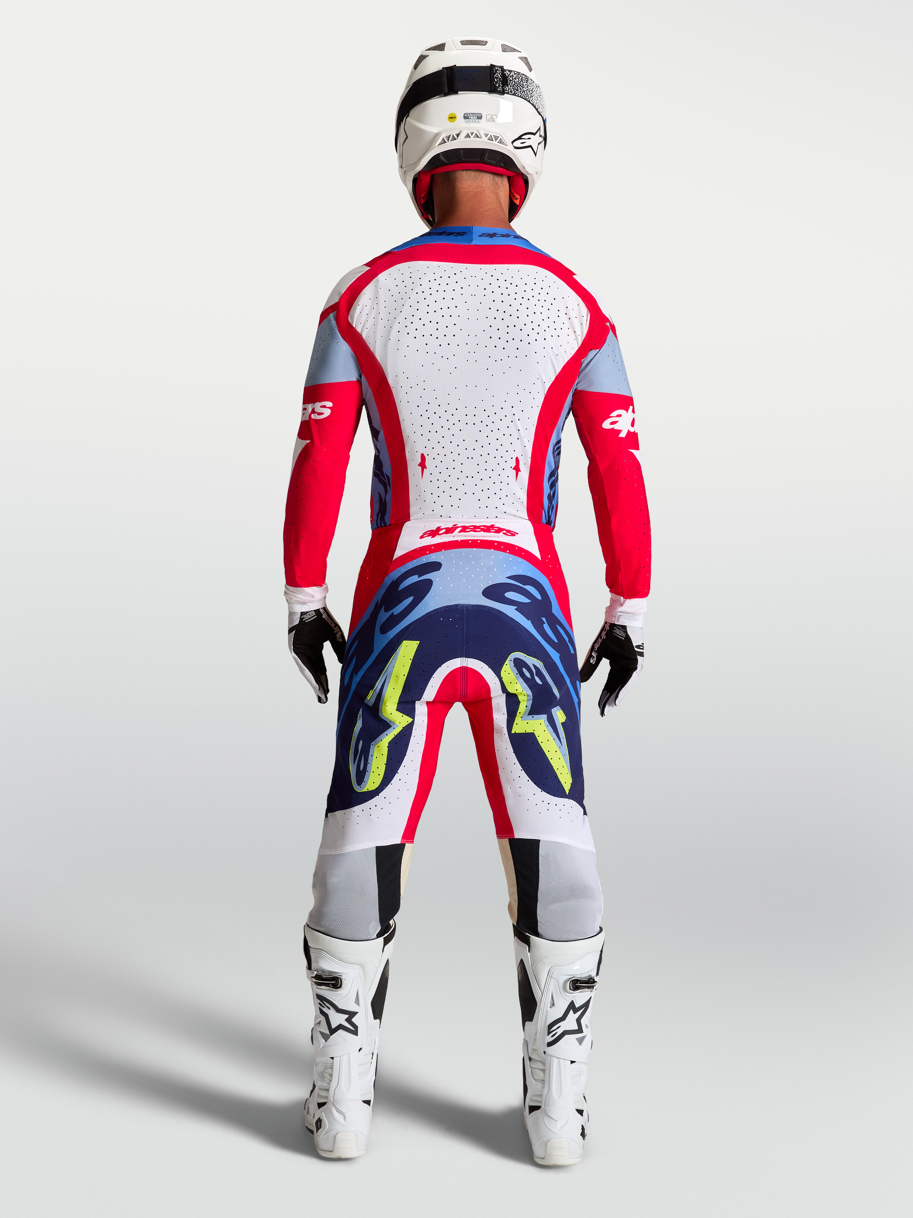 Alpinestars Supertech Dyna Trikot und 2027 Supertech Dyna Gear Set, Herren-Motocross-Outfit in Rot und Weiß, Rückansicht.