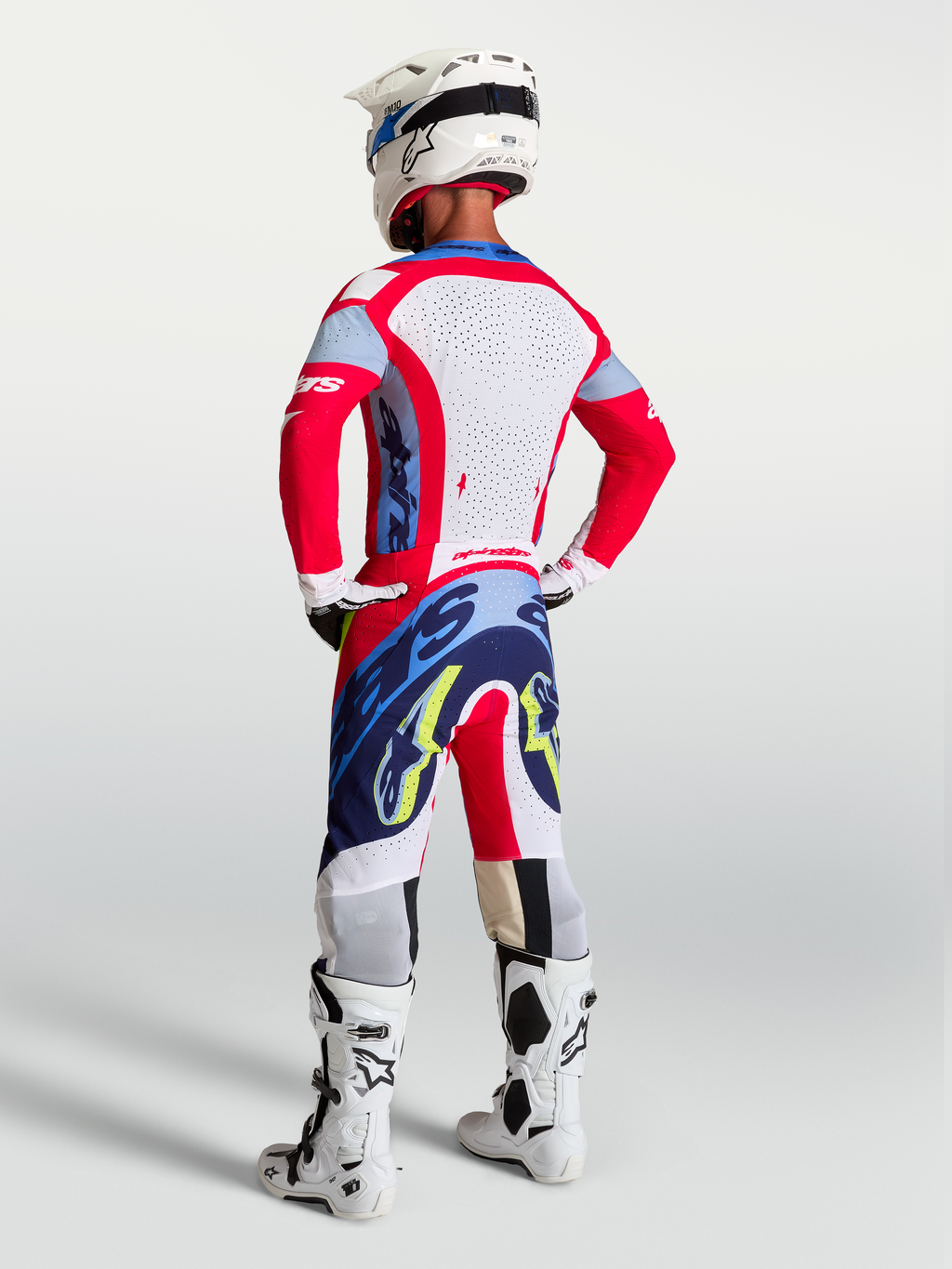 Alpinestars Supertech Dyna Trikot und Supertech Dyna Gear Set, Herren-Motocross-Ausrüstung in Rot und Blau mit lasergeschnittenen Rückeneinsätzen.
