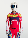Fahrer im Alpinestars Supertech Dyna Trikot, Motocross-Trikot in Rot und Marineblau, atmungsaktives Stretch-Mesh.
