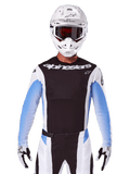 Alpinestars 2025 Techstar Melt Trikot, Motocross-Rennausrüstung, Schwarz, Weiß und Blau, langärmliges Trikot mit passender Hose und Handschuhen, Fahrer in kompletter MX-Ausrüstung mit weißem Helm und Goggles