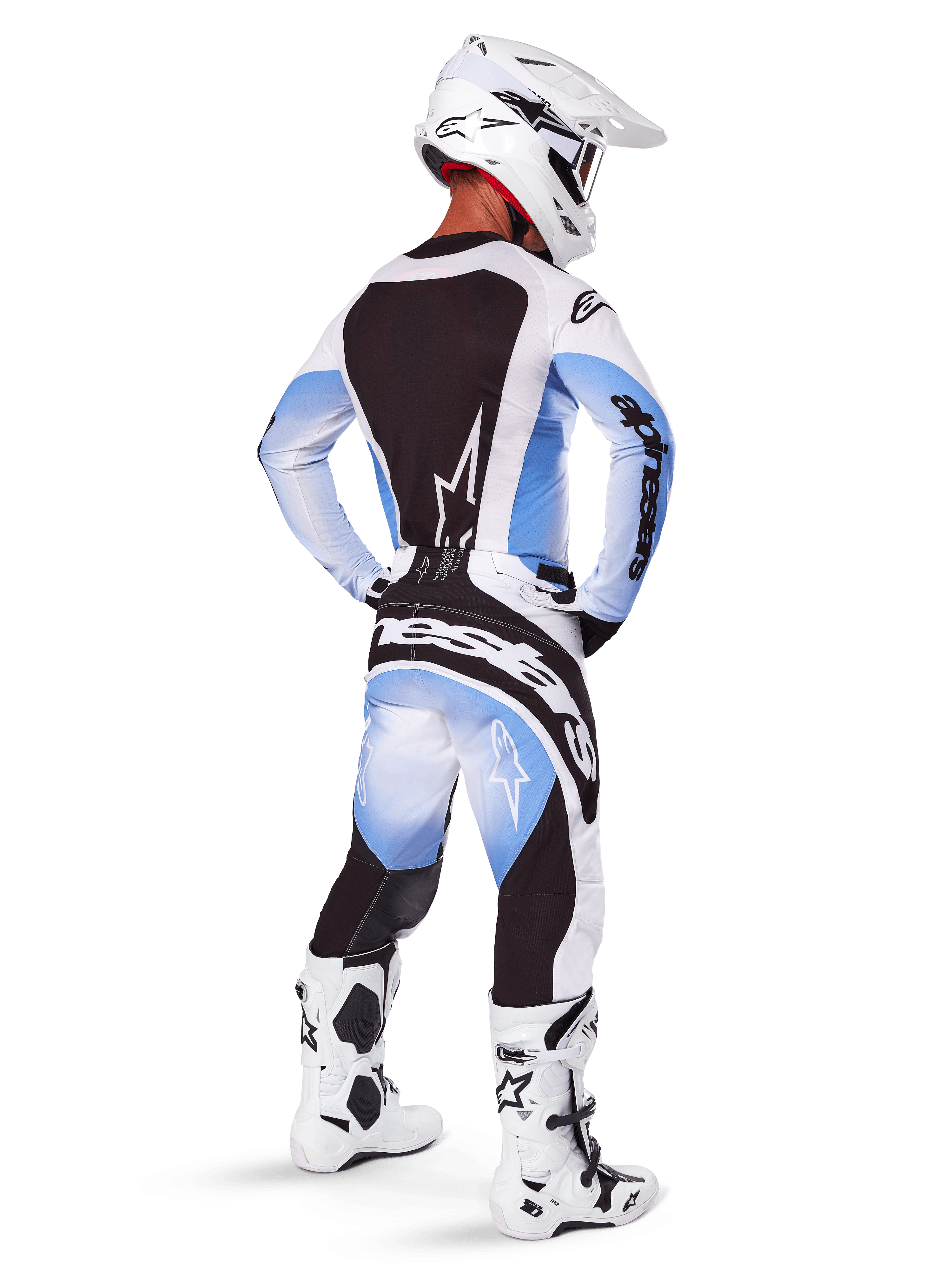 Alpinestars 2025 Techstar Melt Gear Set, Motocross-Fahrer in kompletter Rennausrüstung, weißes und hellblaues Trikot mit schwarzem Rückenpanel, passende Hose mit blauem Farbverlauf und schwarzen Akzenten, weißer Helm, weiß-schwarze Stiefel, abgestimmtes Outfit für Offroad-Rennen