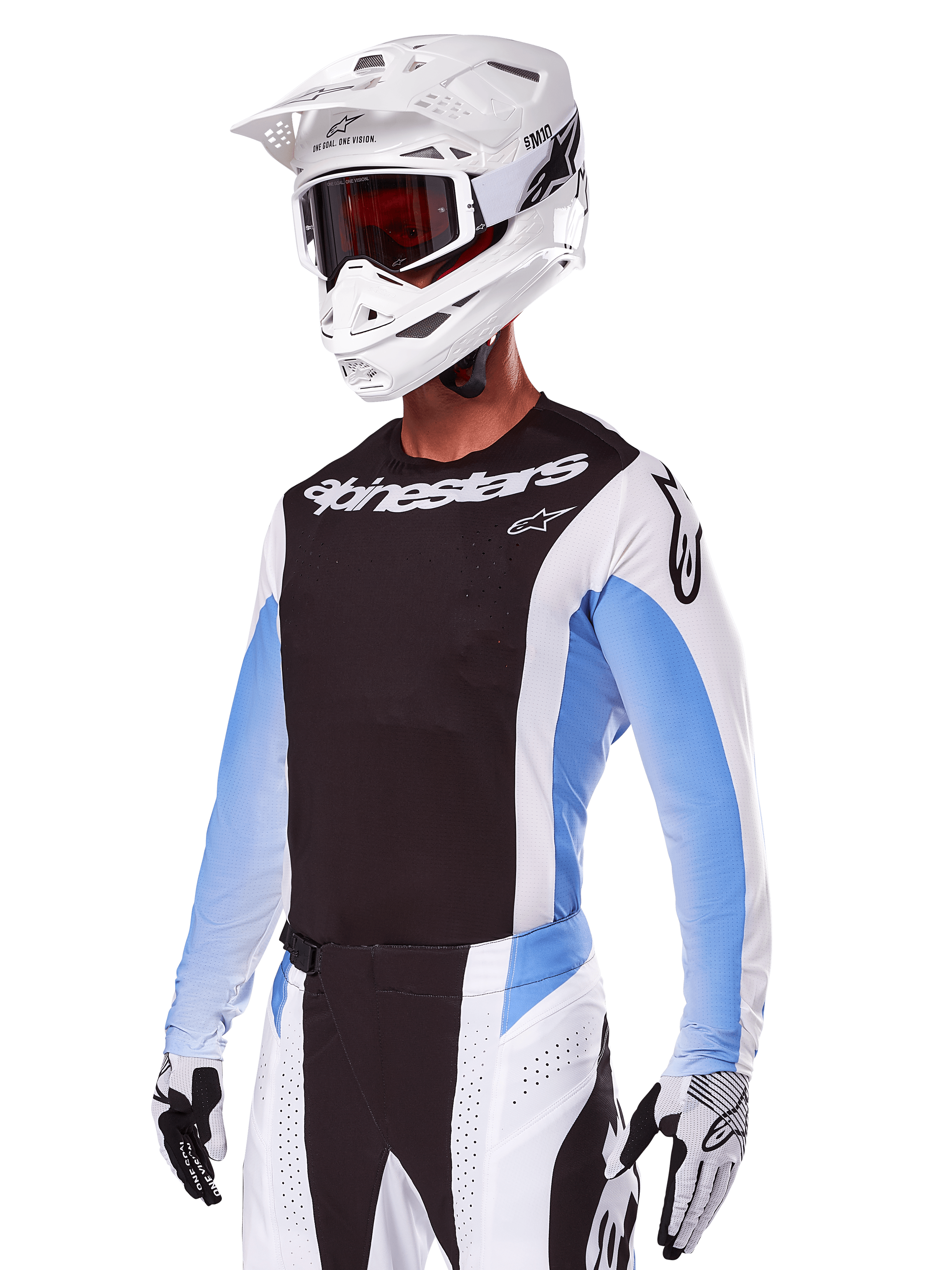 Motocross-Fahrer im Alpinestars 2025 Techstar Melt Gear Set, Weiß mit schwarzen und hellblauen Akzenten, Trikot mit schwarzer Brust und weißen Ärmeln, passender weiß-schwarzer Hose, weißem SM10 Helm mit Schutzbrille und schwarz-weißen Handschuhen, komplette professionelle Offroad-Rennausrüstung