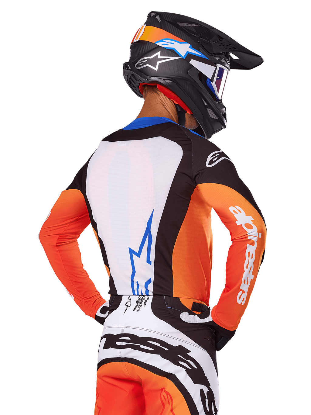 Motocross-Fahrer mit Alpinestars 2025 Techstar Melt Trikot, Orange und Blau, Rückansicht mit weißer Rückenpartie und blauem Logo, orangefarbene Ärmel mit weißem Branding, passender Motocross-Helm und Hose, professionelle Rennausrüstung.