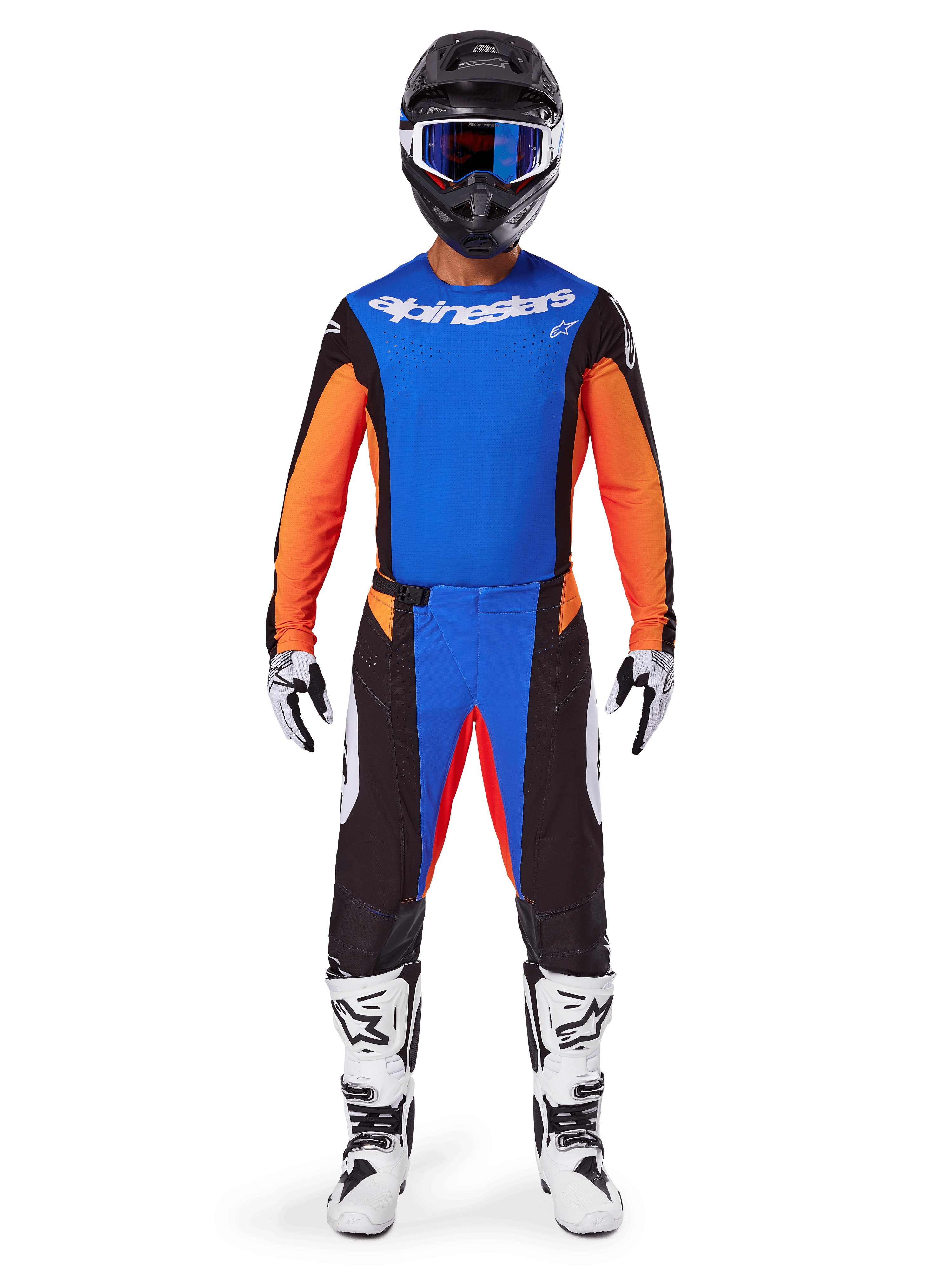 Alpinestars 2025 Techstar Melt Gear Set, Motocross-Fahrer in orange-blauem Trikot mit schwarzen Akzenten, passender Hose, schwarzem Helm mit blauer Brille, weiß-schwarzen Stiefeln, koordiniertes Outfit für professionelle Offroad-Rennen.