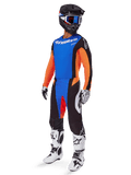 2025 Techstar Melt Gear Set, komplettes Motocross-Outfit, blaues Trikot mit orangefarbenen Ärmeln, schwarze Hose mit blauen und roten Akzenten, schwarzer Helm mit weißen und blauen Details, weiße Handschuhe und Stiefel mit schwarzen Mustern, schützende Rennausrüstung