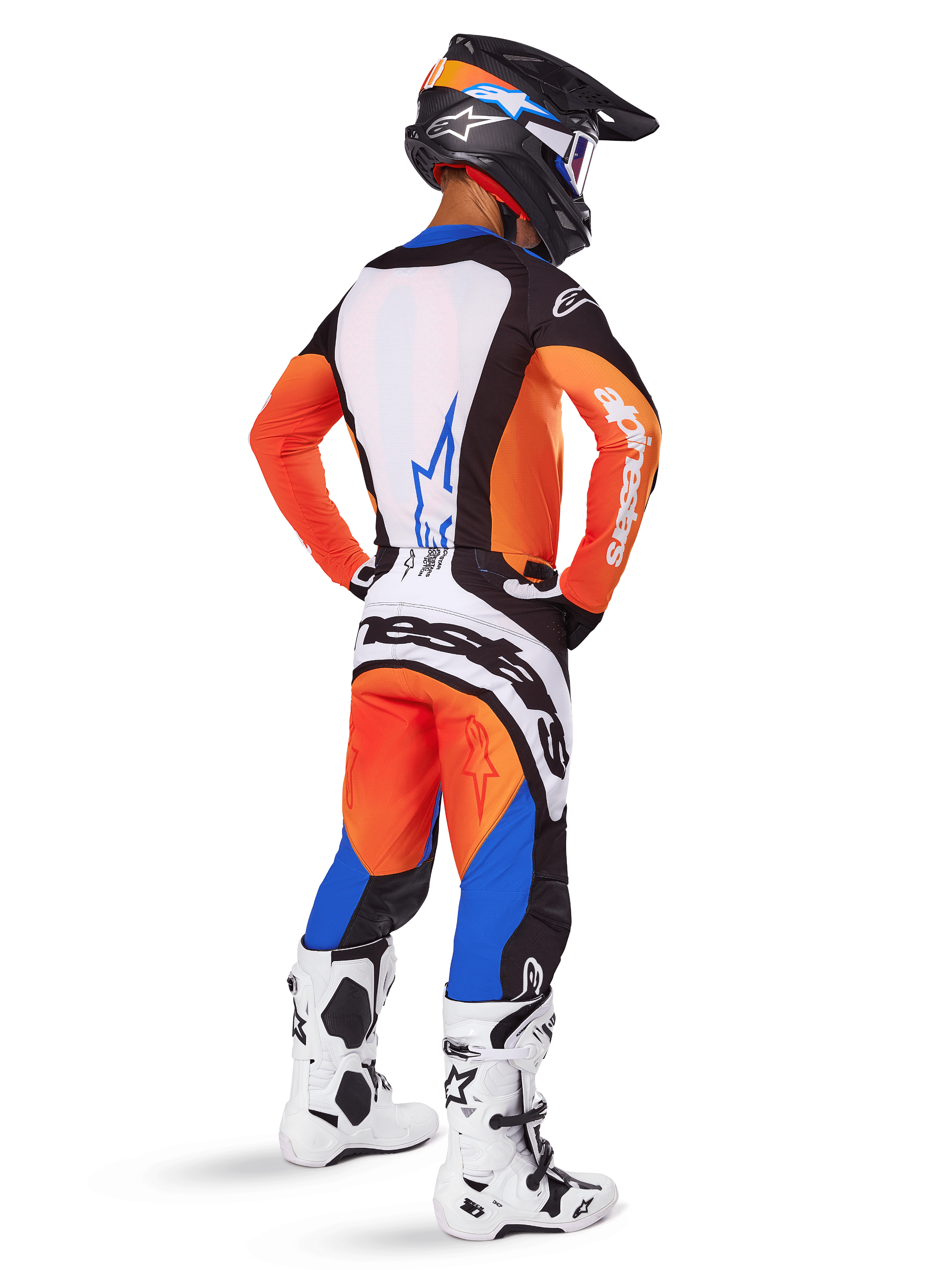 Motocross-Fahrer in Rückansicht, Alpinestars 2025 Techstar Melt Gear Set, orange-blaues Trikot mit weißem Rückenteil und blauem Stern-Logo, passende orange-blaue Hose mit weißem Alpinestars-Branding, schwarzer Helm mit blauen Grafiken, weiße Motocross-Stiefel, abgestimmtes Offroad-Rennoutfit