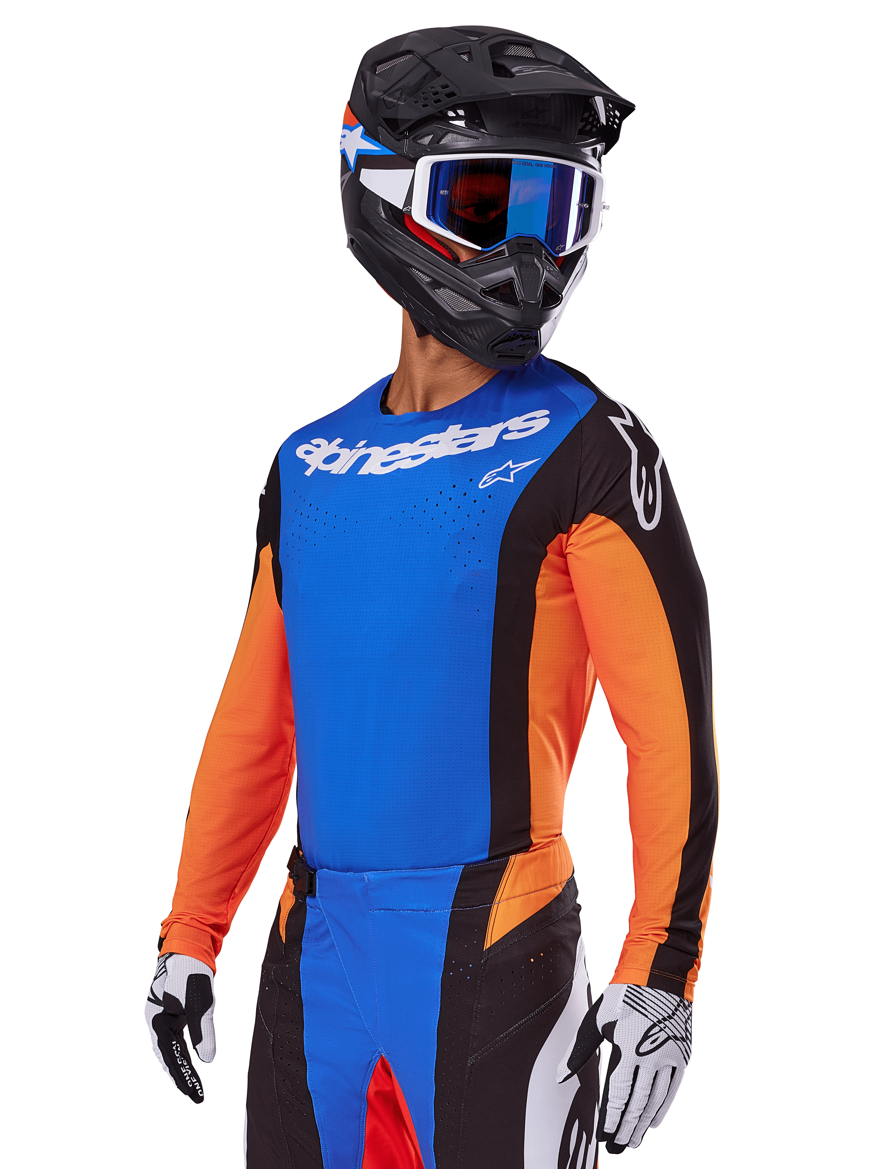 Alpinestars 2025 Techstar Melt Gear Set, Motocross-Fahrer in blauem Trikot mit orangefarbenen Ärmeln und schwarzen Seiteneinsätzen, passender blau-schwarzer Hose, schwarzer Helm mit blauer Brille, weiß-schwarze Handschuhe, sportliche Motocross-Bekleidung in Race-Passform
