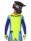 Alpinestars 2025 Techstar Melt Trikot, Motocross-Renn-Trikot, Gelb Fluo und Blau, mit lasergeschnittener Belüftung und athletischer Rennpassform, getragen von einem Fahrer mit schwarzem Helm und gelben Fluo-Handschuhen