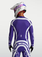 Alpinestars Supertech Vesta Trikot, blau-weißes Motocross-Renntrikot mit belüftetem Mesh, Rückansicht am Model.