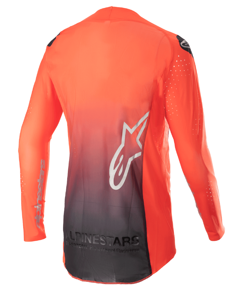 Alpinestars 2023 Supertech Risen Trikot, Motocross-Trikot, Hot Orange und Schwarz, Rückansicht mit einem Farbverlauf von Orange nach Schwarz, großem weißen Stern-Logo auf dem Rücken und atmungsaktivem Mesh-Gewebe für Offroad-Performance.