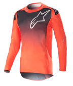 Alpinestars 2023 Supertech Risen Trikot, Motocross-Jersey, Farbverlauf in Hot Orange und Schwarz, mit großem weißem Logo auf der Brust, lasergeschnittene Perforationen für optimale Luftzirkulation, leichtes Stretch-Mesh-Gewebe, Performance-Race-Passform