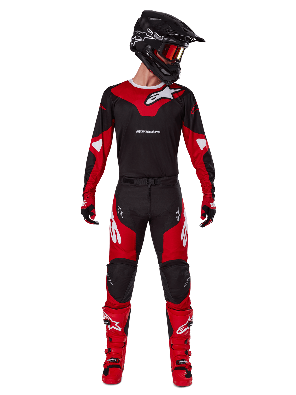 Motocross-Fahrer im Alpinestars 2025 Racer Veil Gear Set, Trikot in Schwarz und Bright Red mit weißem Alpinestars-Logo, passende Motocross-Hose, schwarzer Helm mit roter Brille, rote Stiefel, komplette Performance-Ausrüstung für das Offroad-Fahren