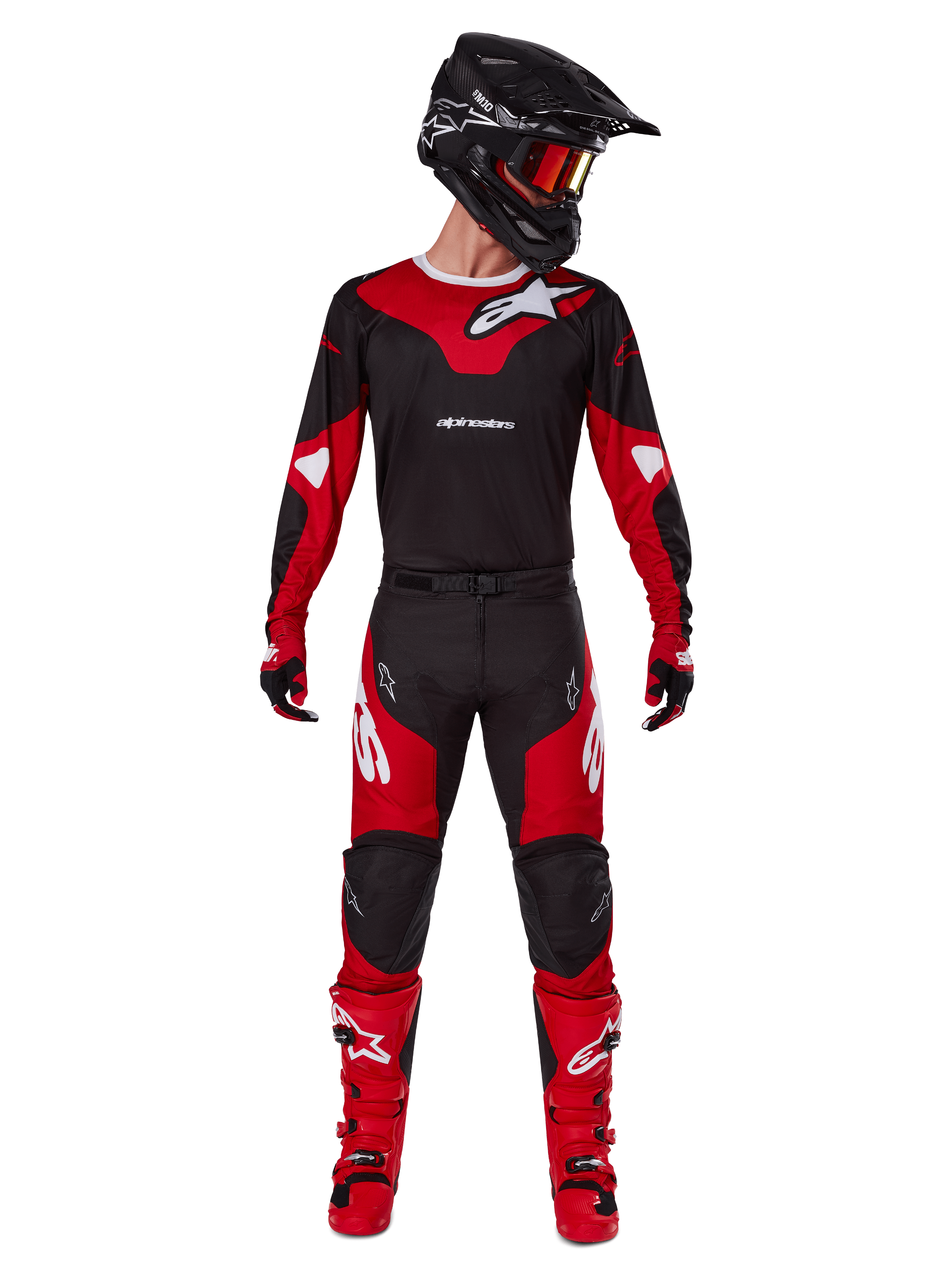 Motocross-Fahrer im Alpinestars 2025 Racer Veil Gear Set, Trikot in Schwarz und Bright Red mit weißem Alpinestars-Logo, passende Motocross-Hose, schwarzer Helm mit roter Brille, rote Stiefel, komplette Performance-Ausrüstung für das Offroad-Fahren