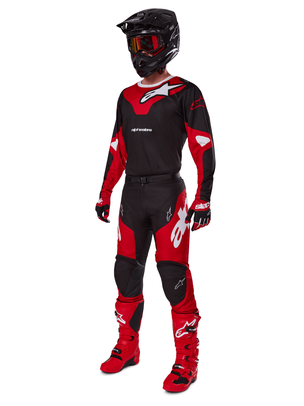 Motocross-Fahrer in kompletter Rennausrüstung mit dem Alpinestars 2025 Racer Veil Trikot in Schwarz und Bright Red, passender Hose, roten Stiefeln, schwarzem Helm mit roter Brille und rot-schwarzen Handschuhen, abgestimmter Performance-Look für den Offroad-Rennsport