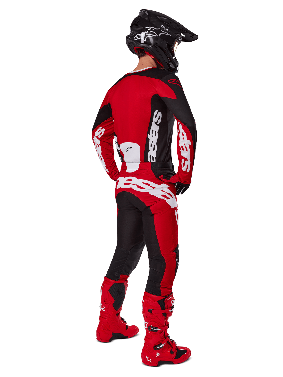 Motocross-Fahrer in der Rückansicht mit dem Alpinestars 2025 Racer Veil Trikot in Schwarz und Hellrot, dazu passende rot-schwarze Hose und rote Motocross-Stiefel, großes weißes Branding, ideal für Offroad-Performance